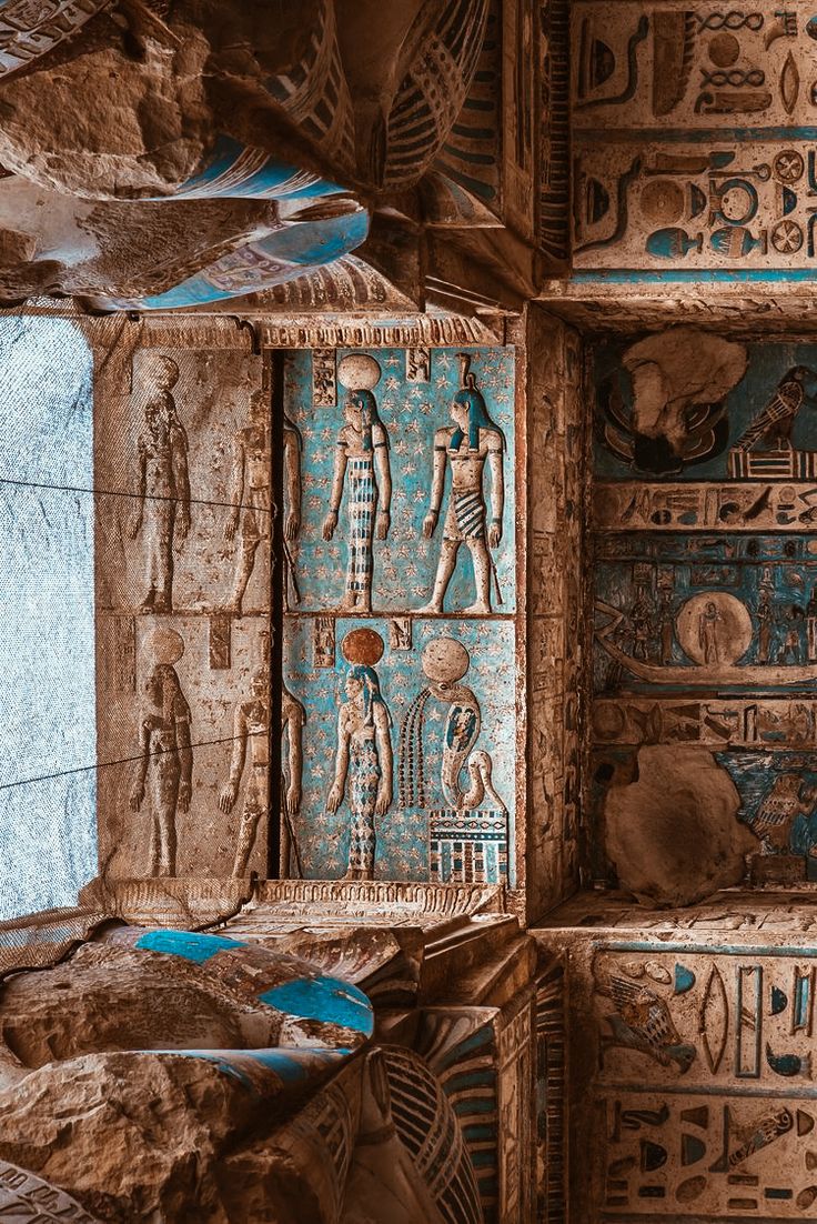Relevo pintado em azul de deuses egípcios entre estrelas