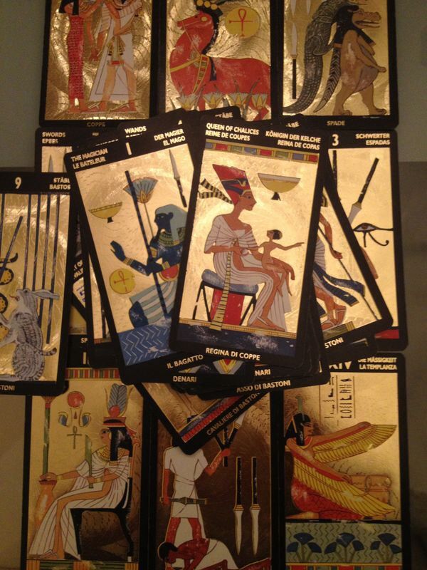 Cartas de um tarot egípcio com folha de ouro